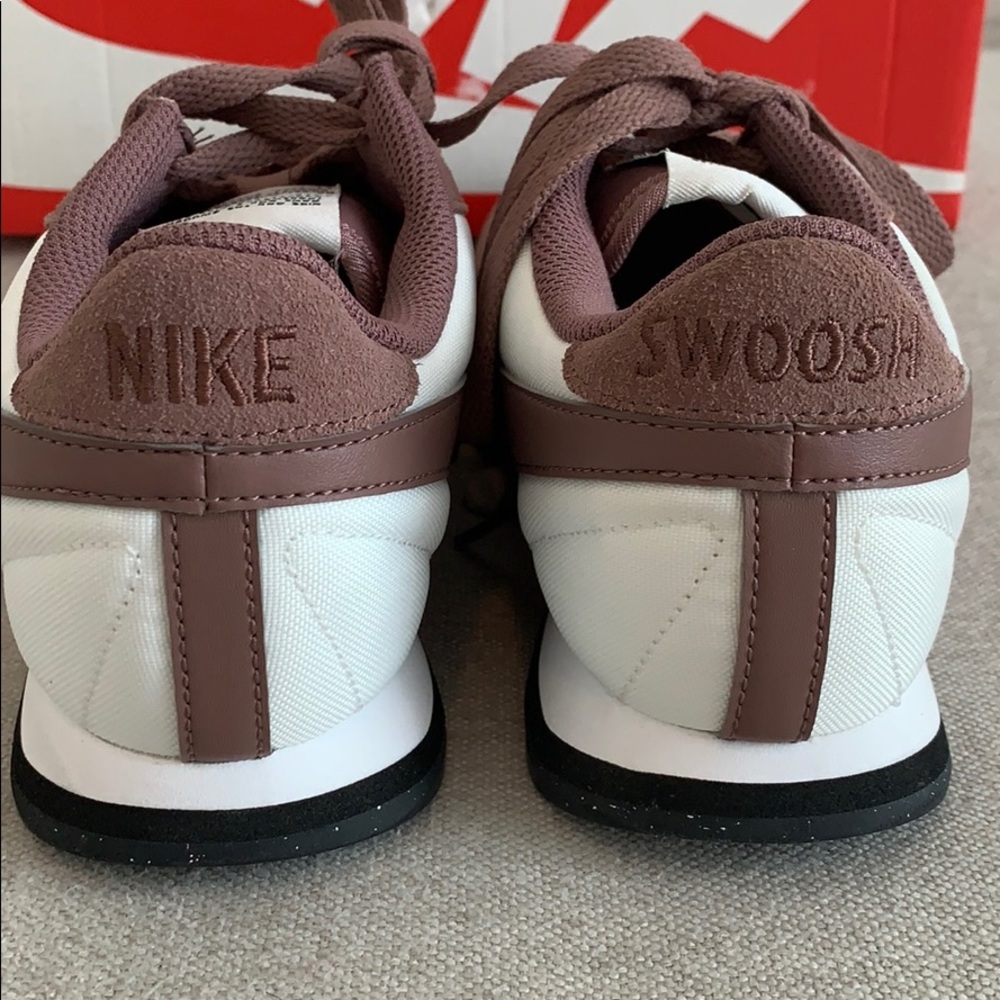 Nike - Picture 3 of 5